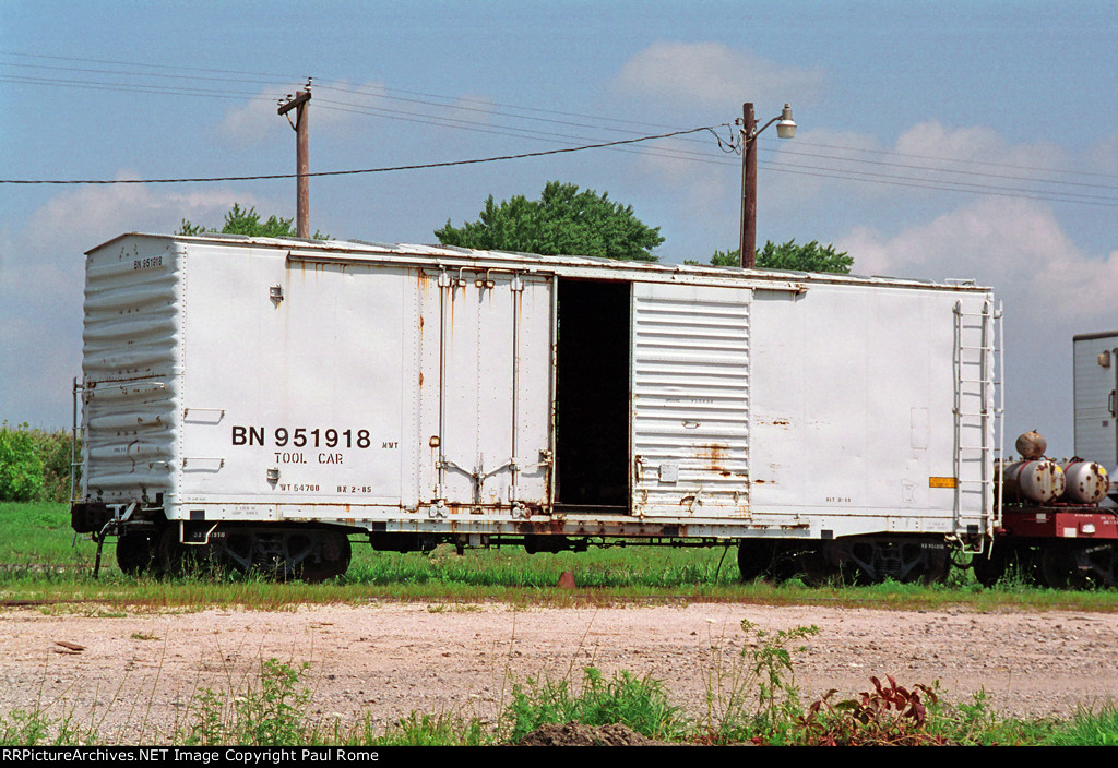 BN 951918, 40-ft combination door box car, MofW tool car, at Eola Yard